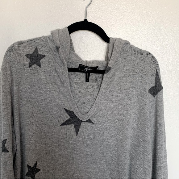 Jupee gray with stars motif. Light weight long sleeve and v neck hoodie. Size L - Picture 2 of 7